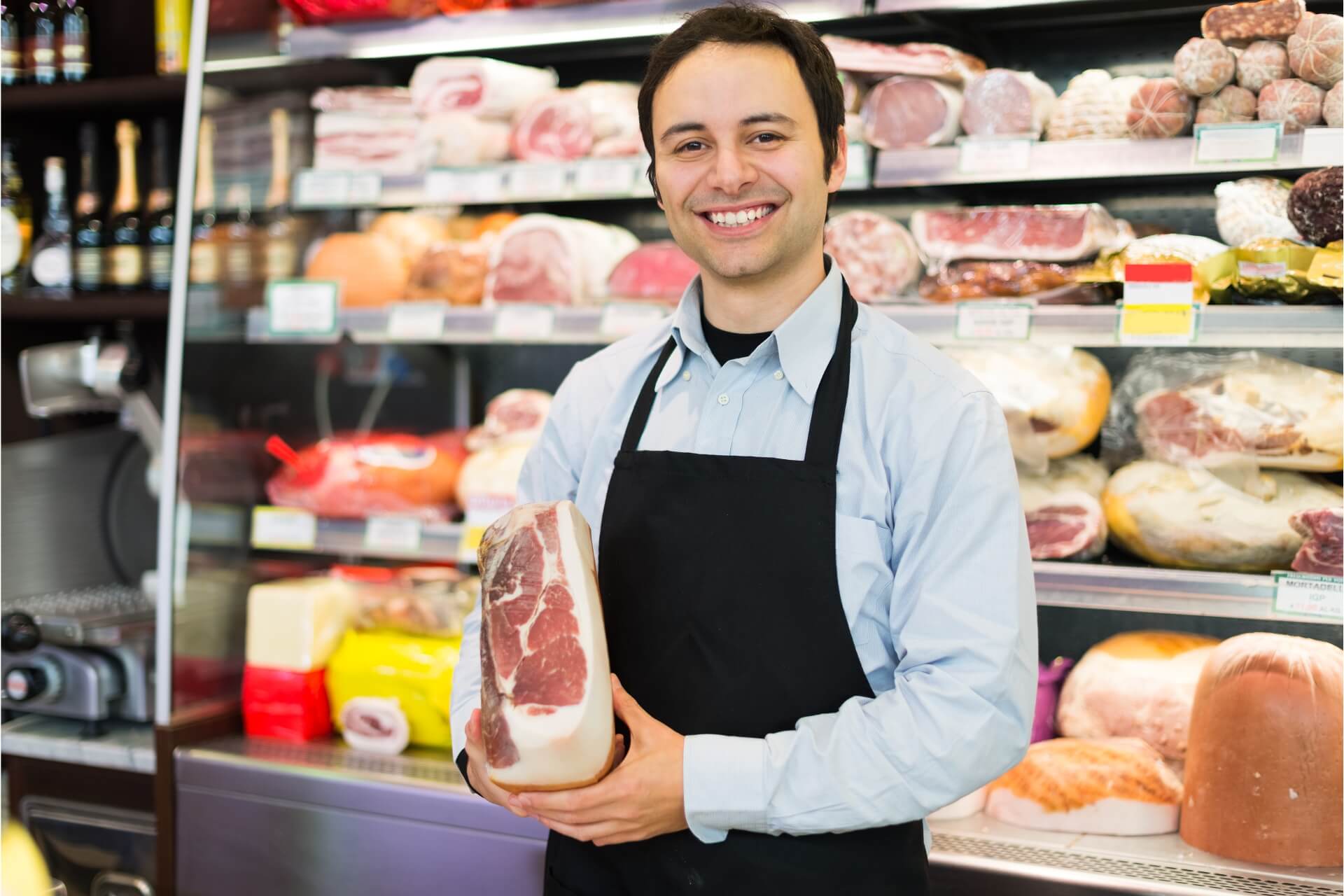 vendita di salumi al supermercato reparto banco salumeria