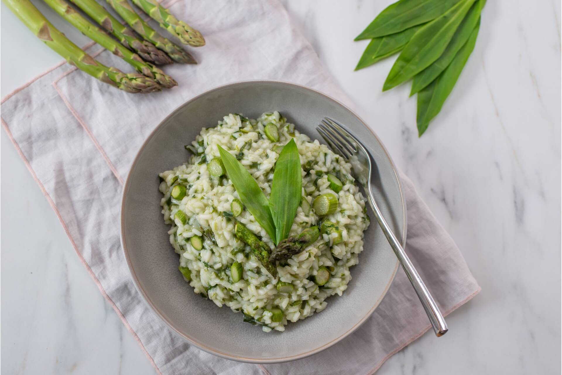 risotto agli asparagi con speck e robiola: ricetta