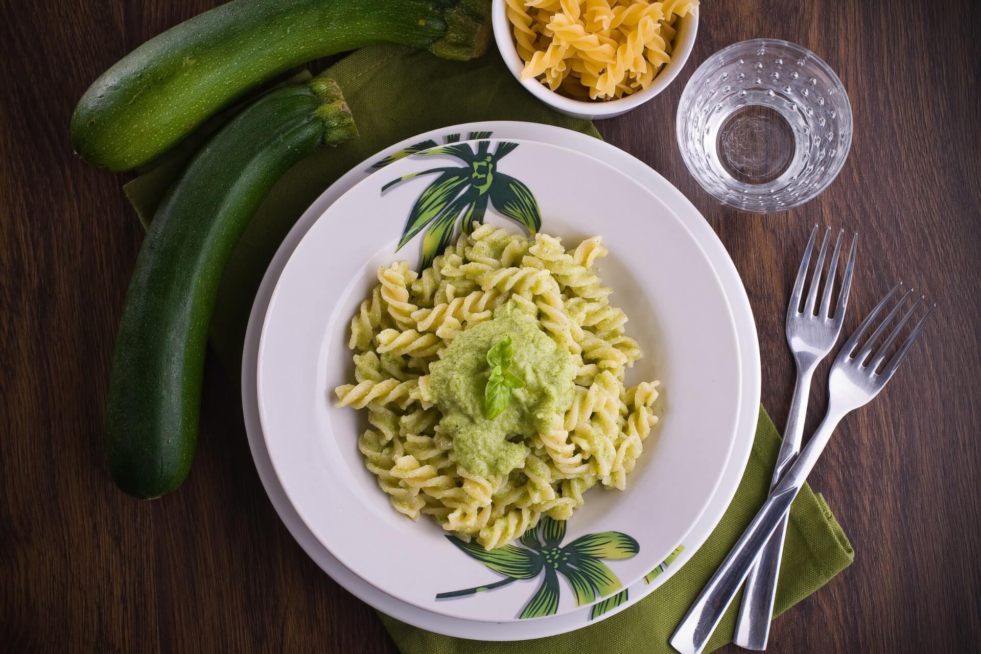 pasta con pesto di zucchine e prosciutto crudo: ricetta