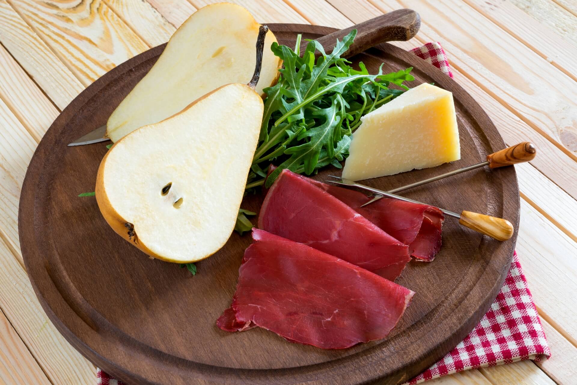 alimenti da abbinare alla bresaola: rucola, frutta, formaggio, miele