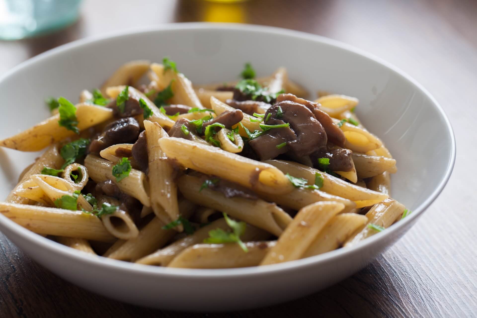 pasta con funghi e speck senza panna: ricetta