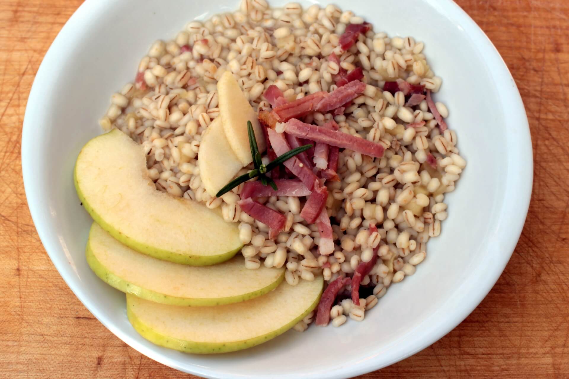 ricetta dell'orzotto con mele e speck menatti