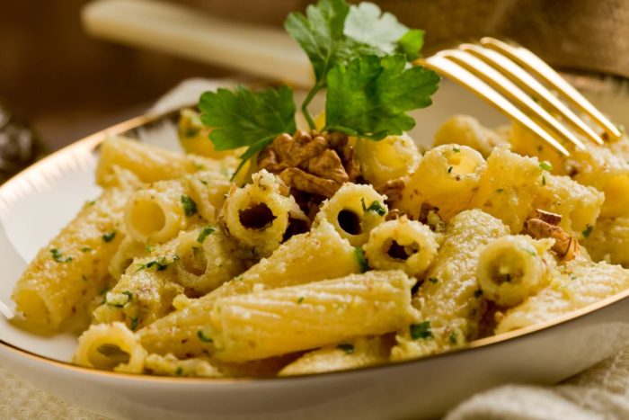 ricetta della pasta con ricotta, noci e prosciutto crudo