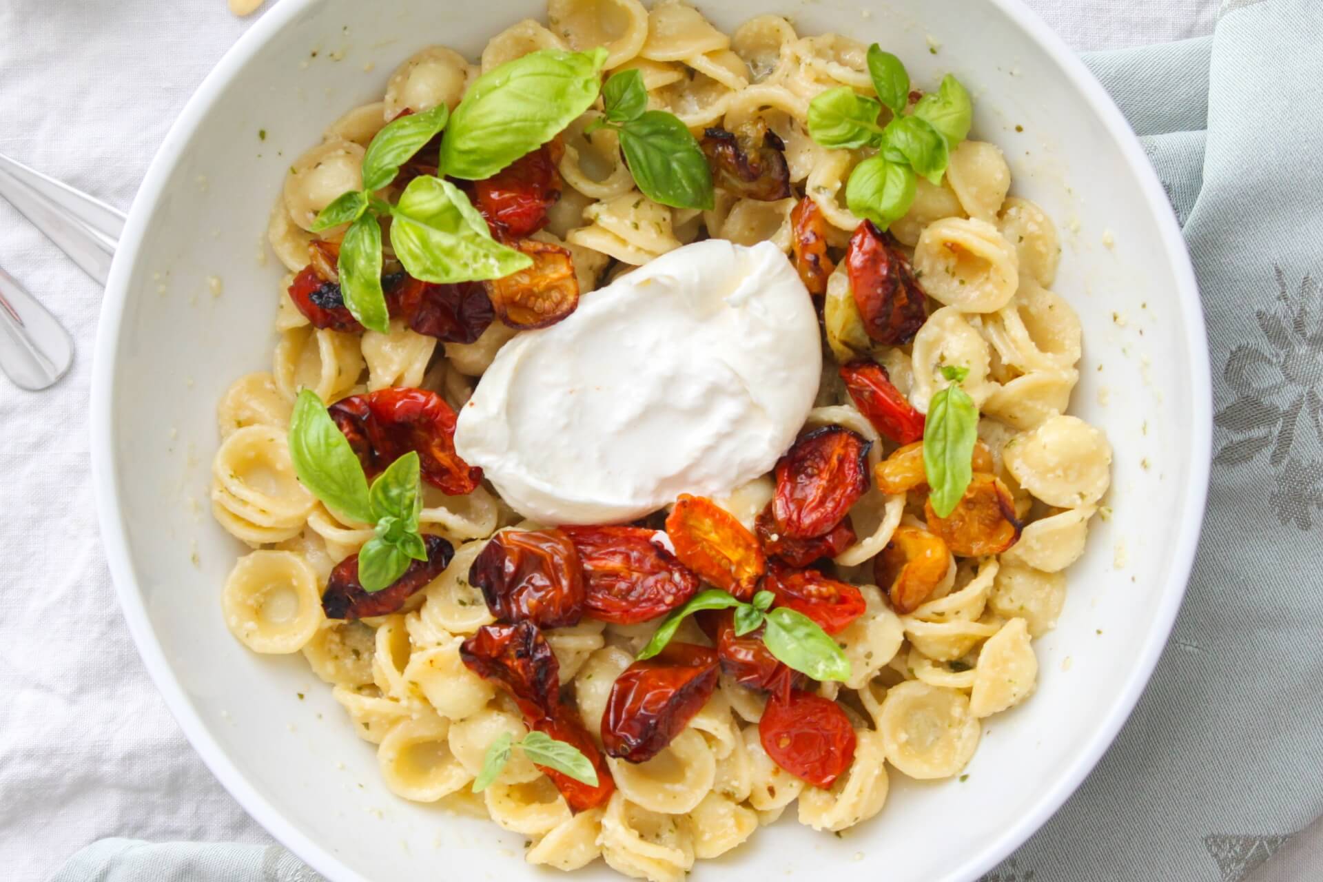 ricetta delle orecchiette pugliesi con stracciatella, pomodorini e coppa (salume)