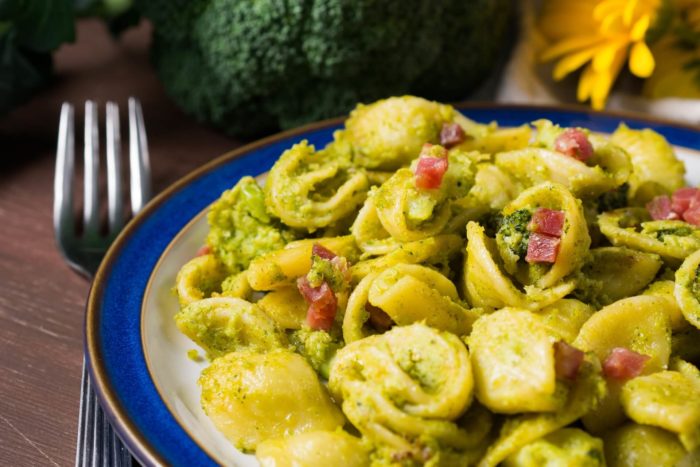 ricetta delle orecchiette pugliesi con broccoli e ventricina piccante (salame)