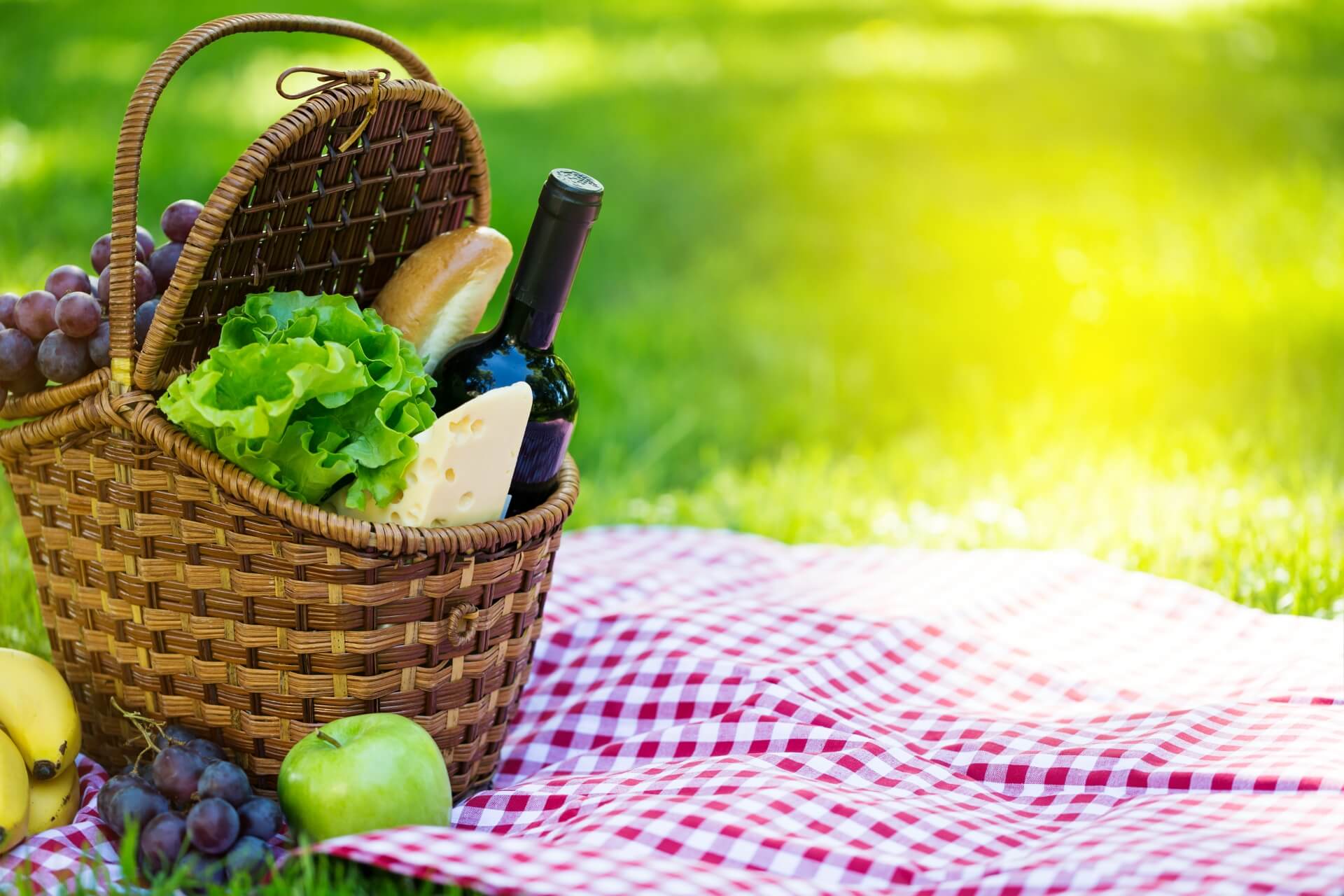 alimentazione in primavera con cibi freschi di stagione e salumi per il fabbisogno proteico