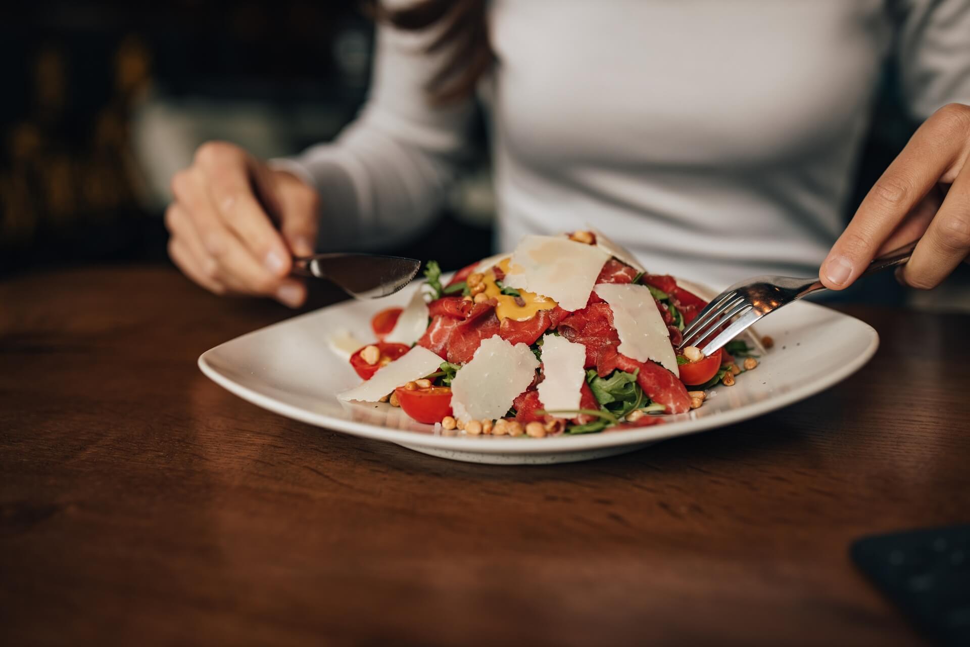 alimentazione femminile: fabbisogno nutrizionale della donna e consumo di carne e salumi