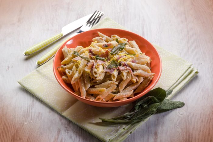 ricetta di pasta allo speck con crema di zucchine e feta