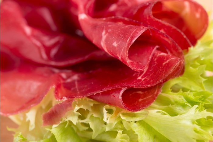mangiare bresaola per mantenersi in forma in estate