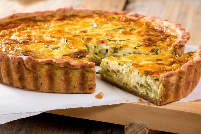 ricetta di quiche fatta in casa con sfoglia pronta, ripiena di formaggio, salame e porri