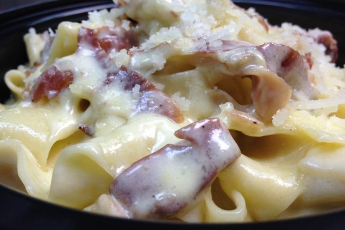 ricetta della pasta con speck e taleggio, primo piatto cremoso con formaggio