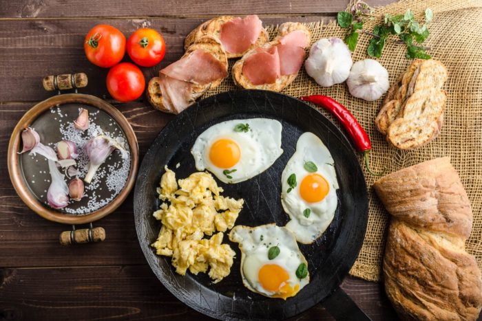 alimenti proteici per colazione ricca di proteine: salumi, uova e altre fonti proteiche