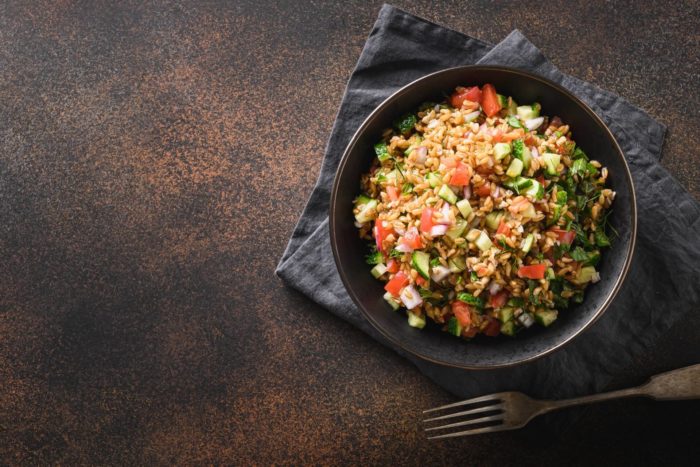 ricetta insalata di farro con pancetta, rucola e pesche