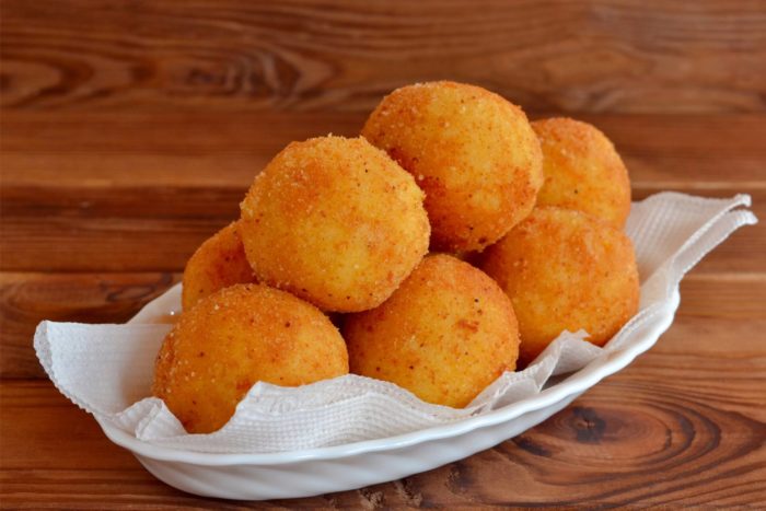 ricetta degli arancini di riso mignon con ripieno di riso, provola e prosciutto crudo