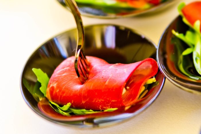 ricetta con bresaola: fagottini di bresaola con spinaci e scamorza