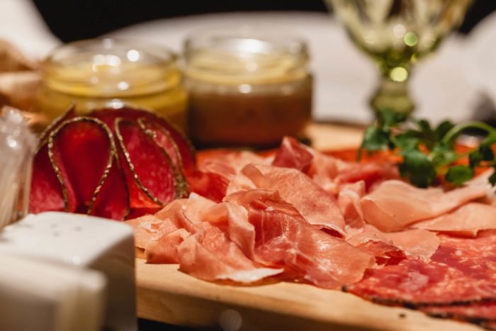 apporto di nutrienti essenziali dei salumi contro le carenze nutrizionali di ferro, proteine, vitamine e minerali