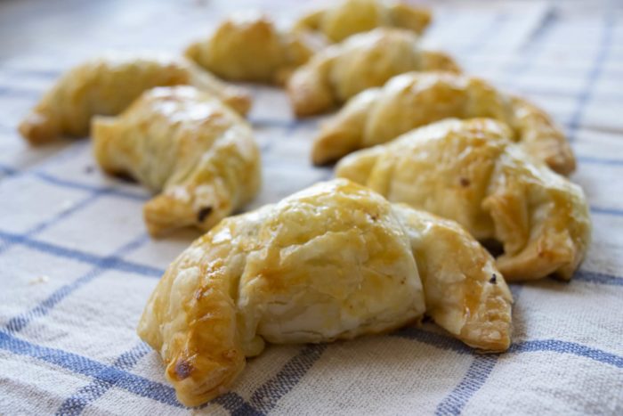 ricetta di antipasto con la mortadella: cornetti salati con ripieno di pistacchi e mortadella