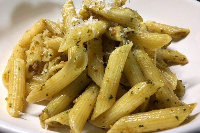 ricetta della pasta al pesto di pistacchi con prosciutto crudo Menatti