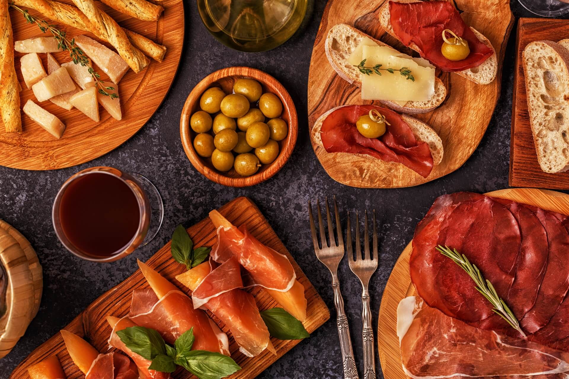 alimenti tipici della cucina italiana patrimonio unesco, fra cui i salumi come bresaola e prosciutto