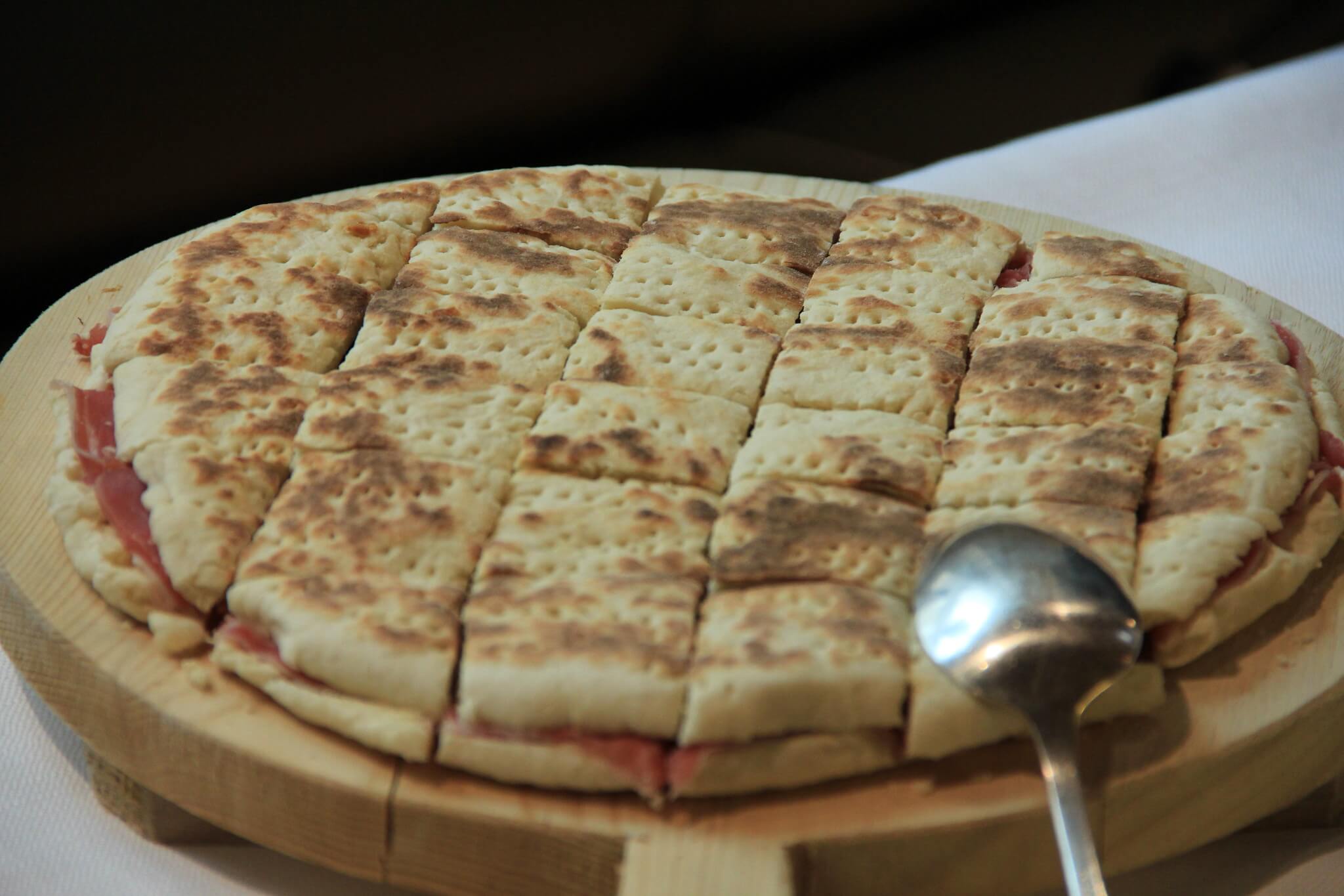 ricetta della torta al testo umbra con prosciutto crudo e pecorino