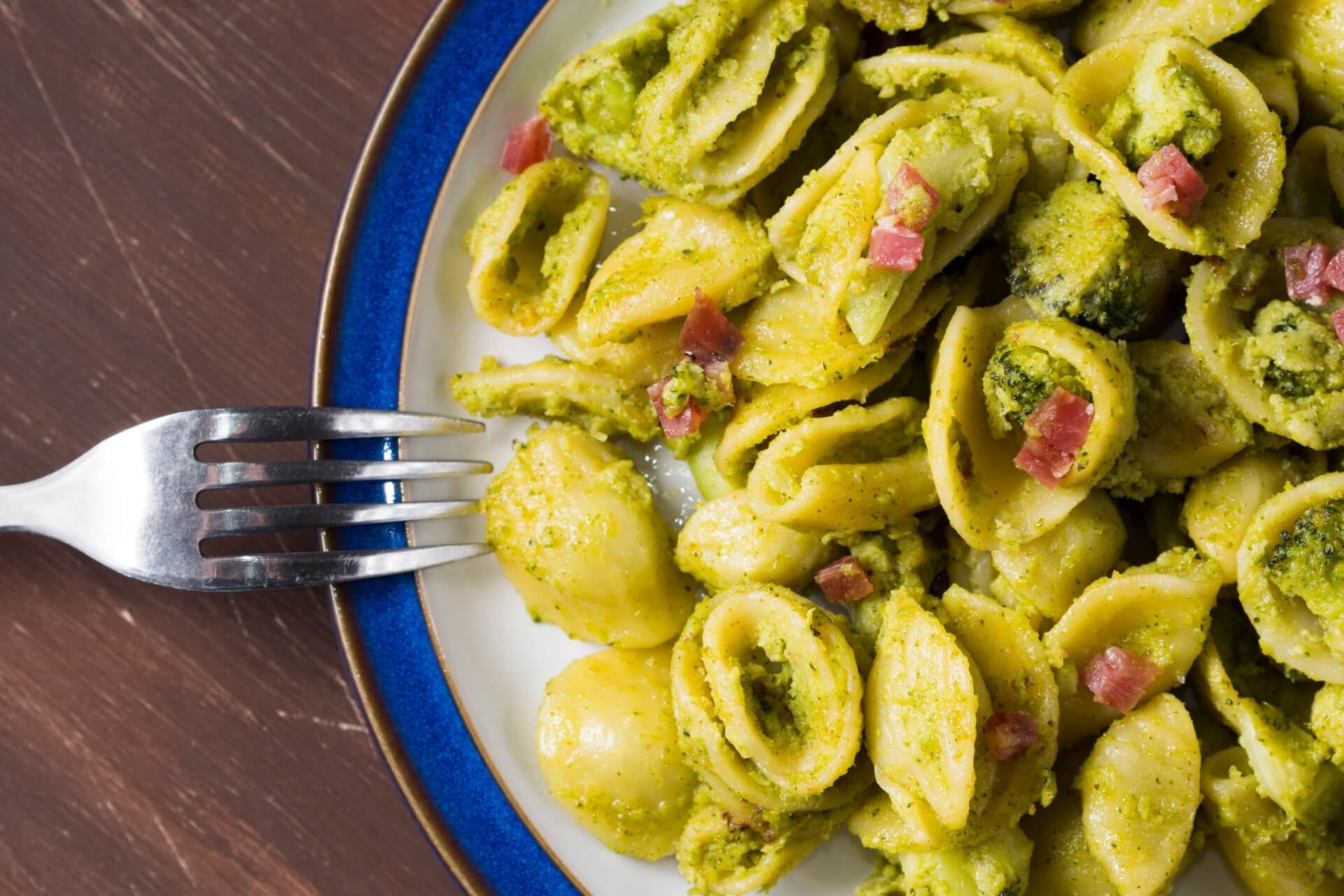 ricetta delle orecchiette pugliesi con broccoli e pancetta tesa