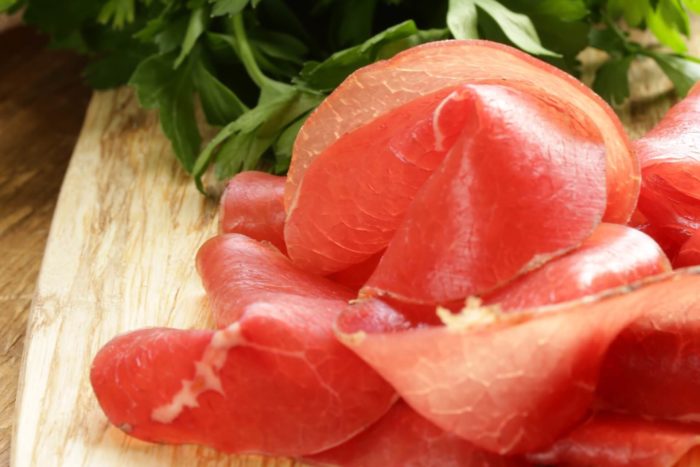 bresaola prodotta in valtellina nei salumifici della provincia di sondrio