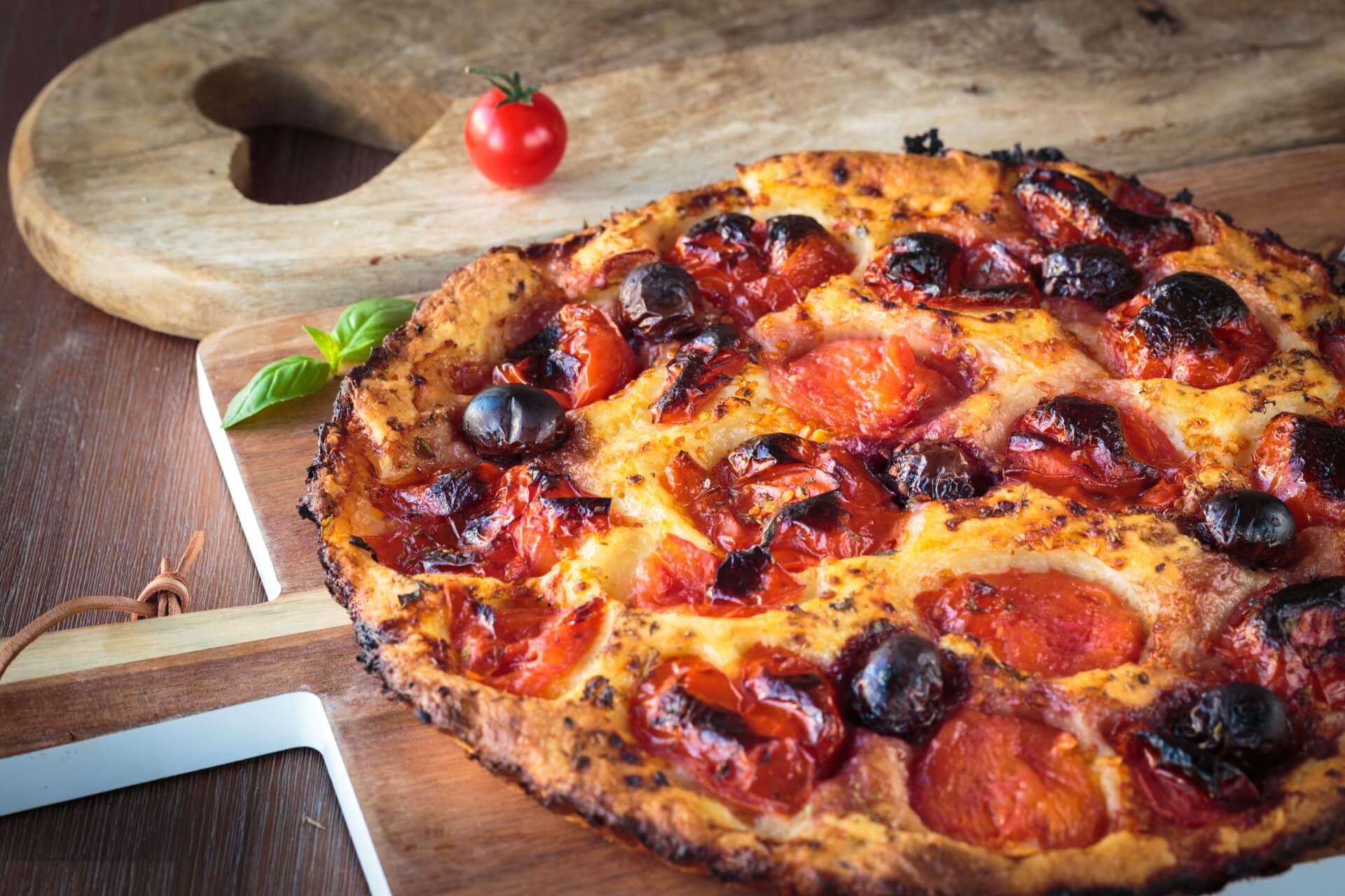 ricetta originale della focaccia barese (o focaccia pugliese) con pomodorini, olive e fette di mortadella