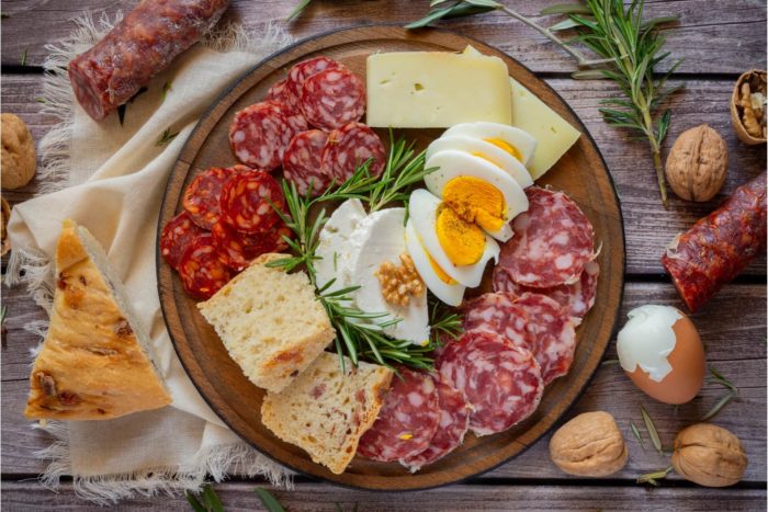 ricette tipiche napoletane del periodo di pasqua con il salame: casatiello e tortano