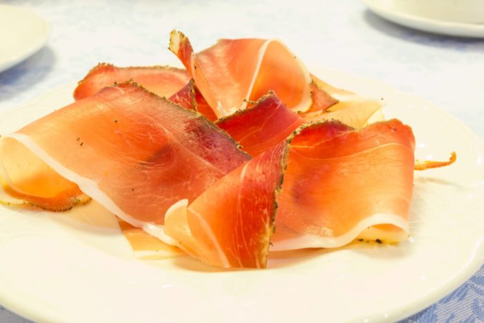 speck della valtellina affettato a fette