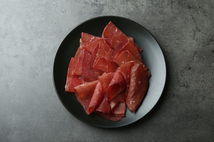 piatto di bresaola della valtellina affettata