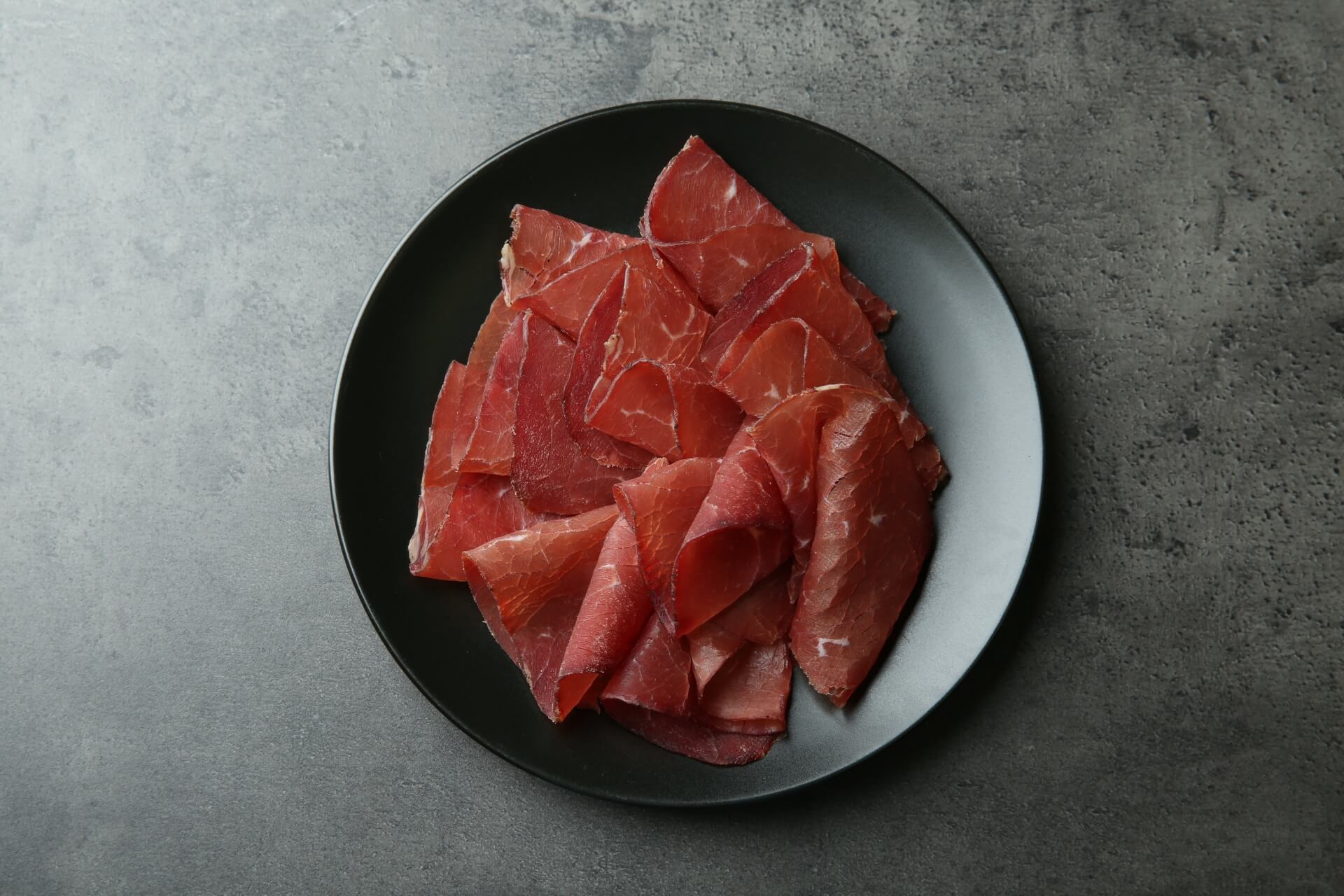 piatto di bresaola della valtellina affettata