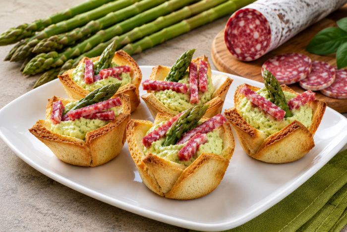 ricetta di antipasto con salame: cestini di pancarrè cotti al forno riempiti con crema agli asparagi e salame