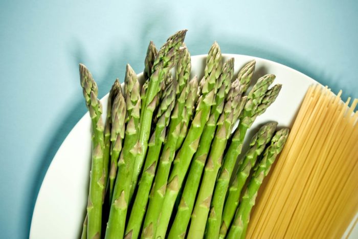 ingredienti per la ricetta della pasta allo zafferano con asparagi e pancetta