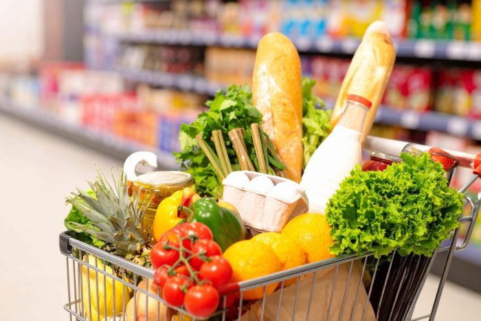 spesa al supermercato con metodo 5-4-3-2-1 per riempire il carrello senza sprechi