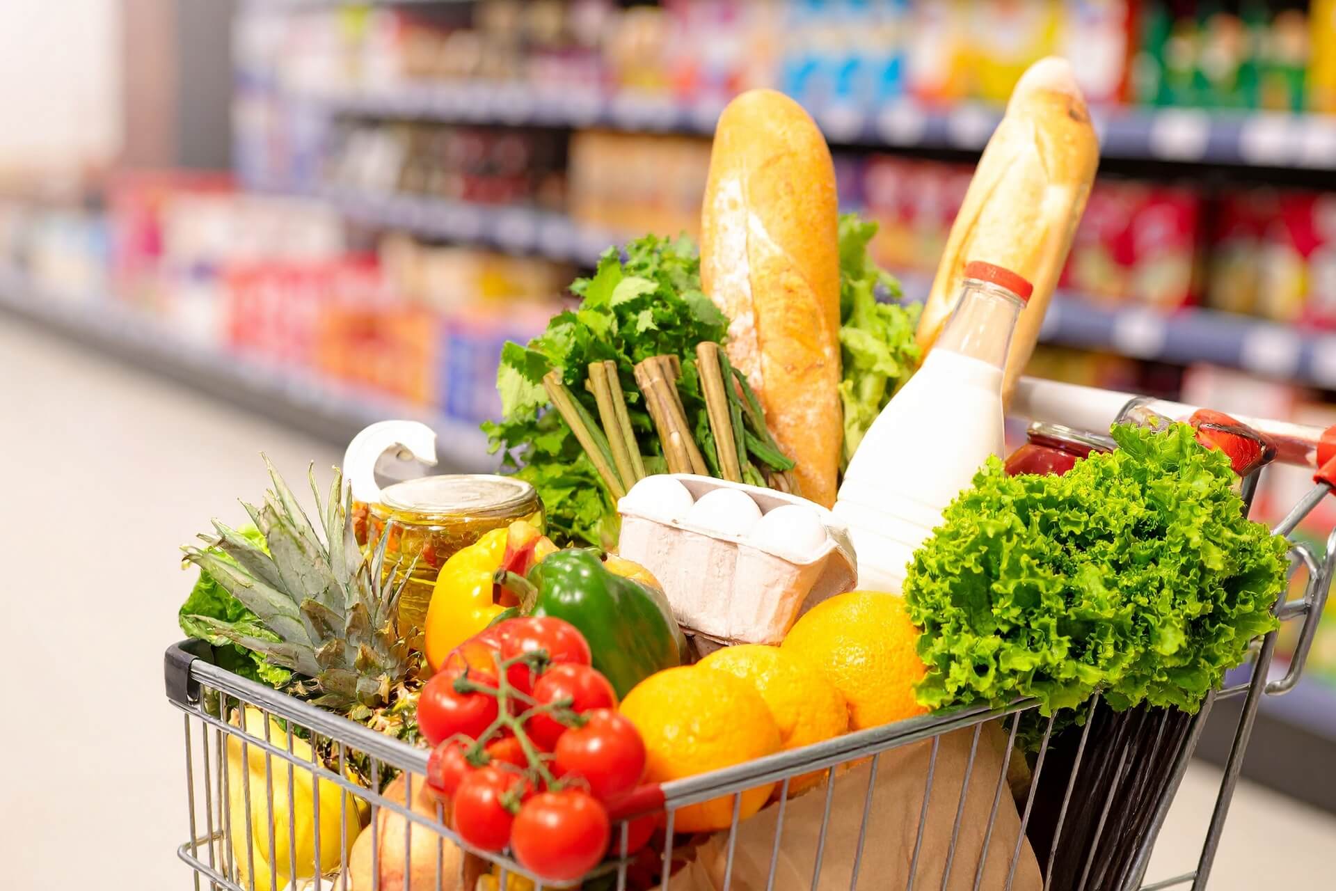 spesa al supermercato con metodo 5-4-3-2-1 per riempire il carrello senza sprechi