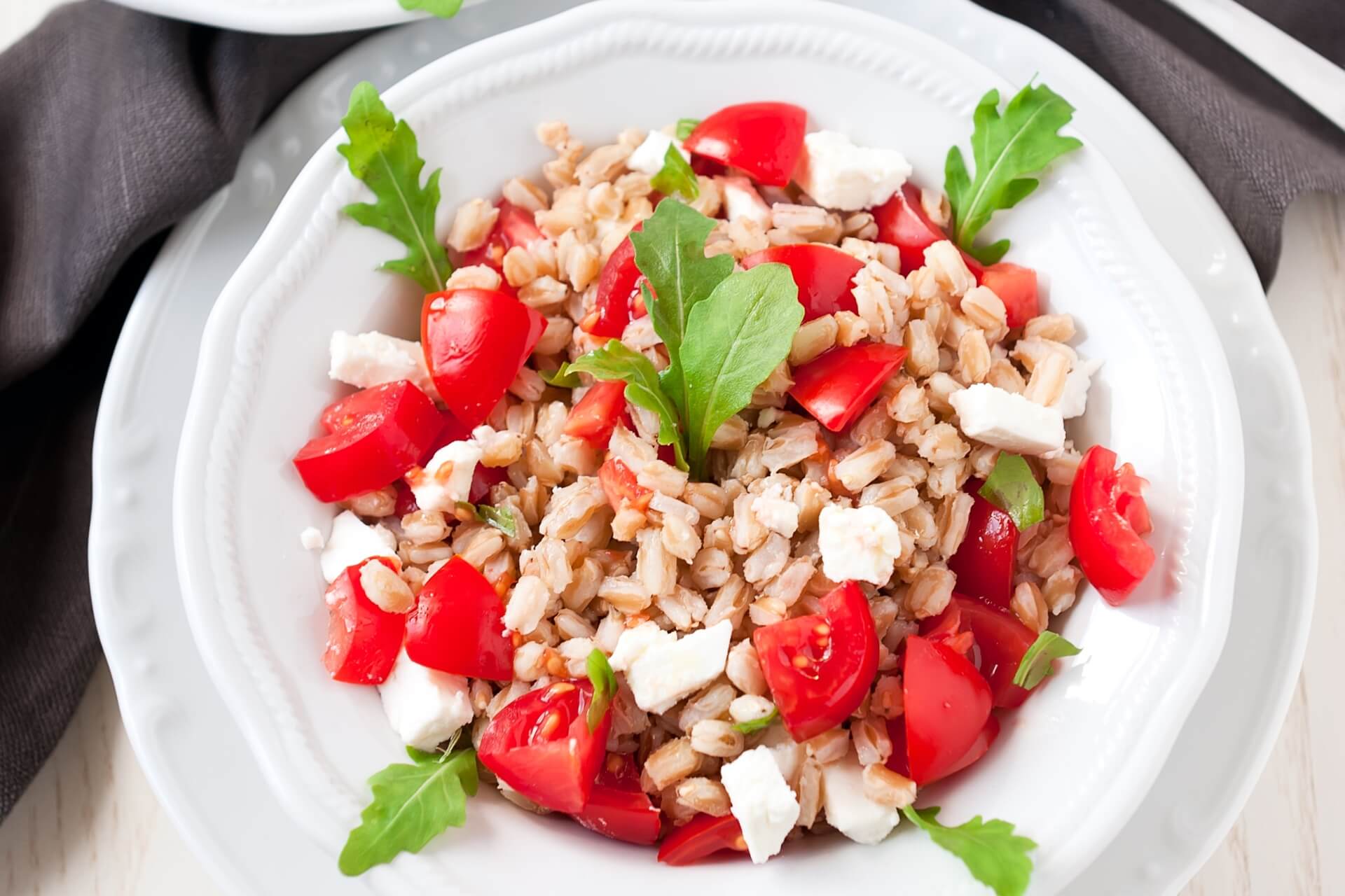 ricetta estiva con prosciutto cotto: insalata di farro con pomodori e prosciutto cotto