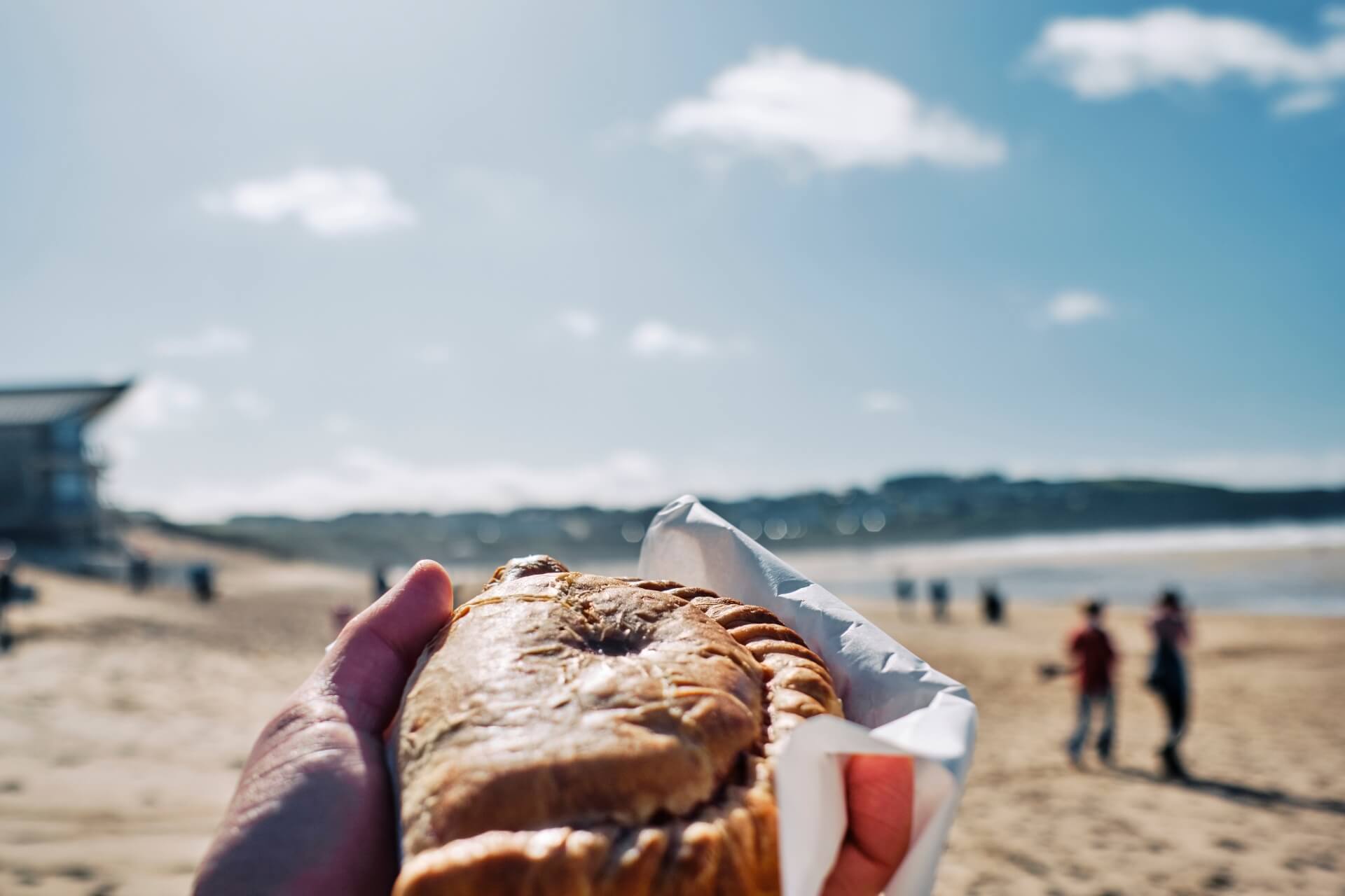 pranzo in spiaggia con alimenti salutari fonti di vitamine per l'estate