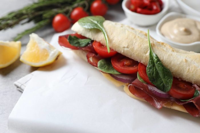 pane e bresaola: ricetta di panino con la bresaola e verdure fresche