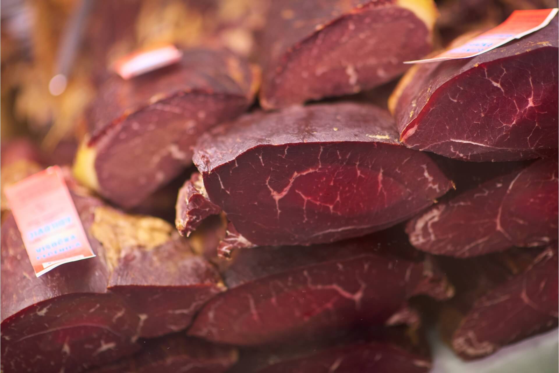 tranci di bresaola della valtellina in vendita in negozi di salumi