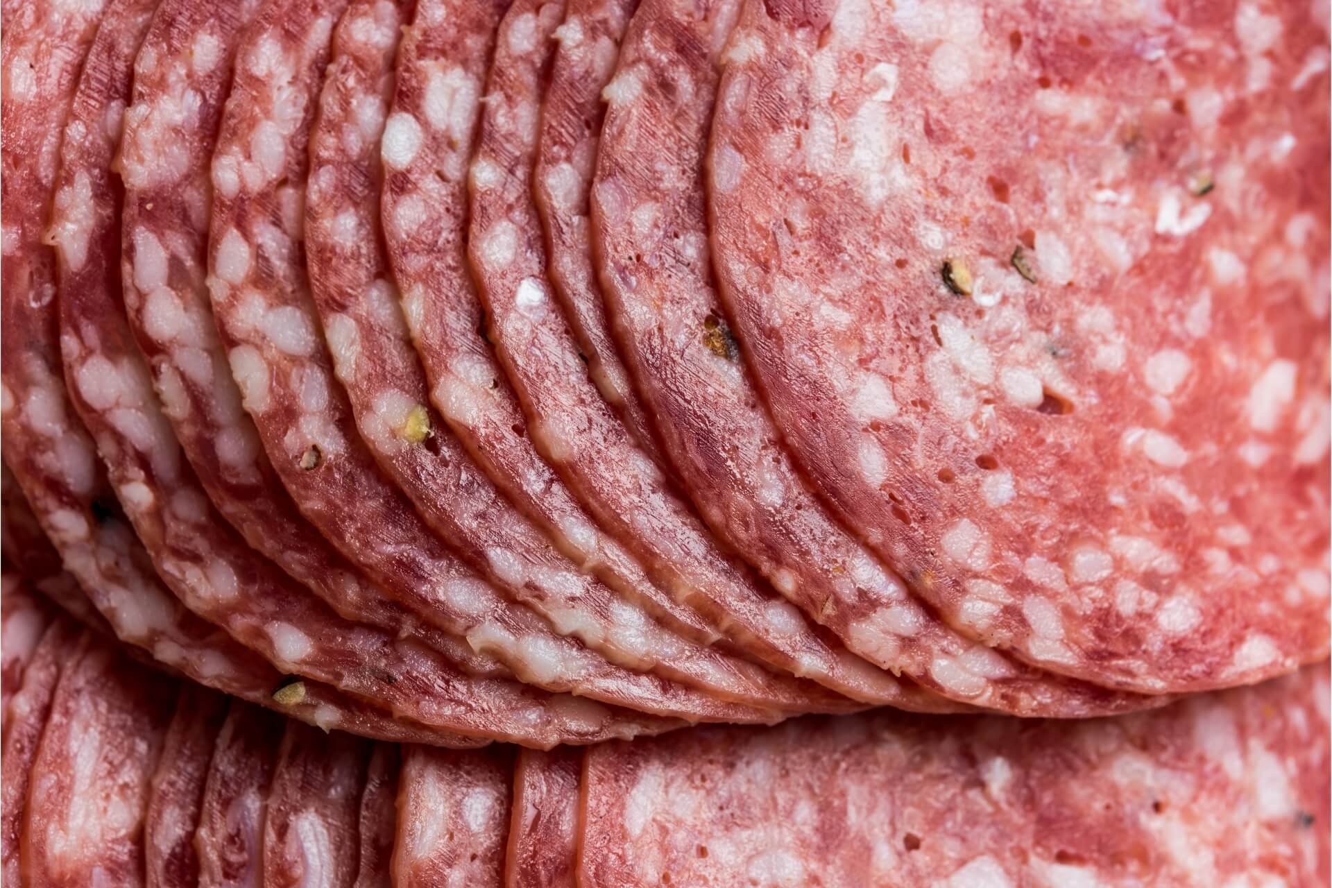 fette di salame italiano una sopra l'altra