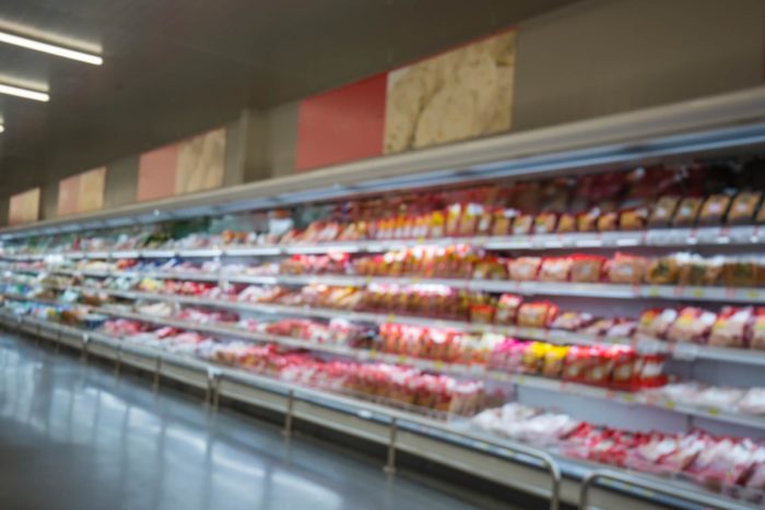 vendita di salumi e affettati in vaschetta al supermercato
