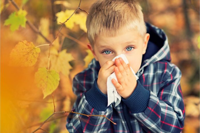 bambino con il raffreddore in autunno e rinforzo del sistema immunitario