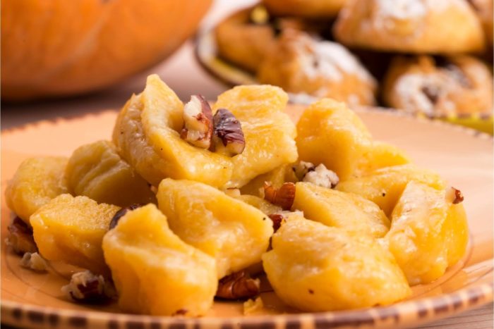 ricetta degli gnocchi di patate con salsa di noci e mortadella