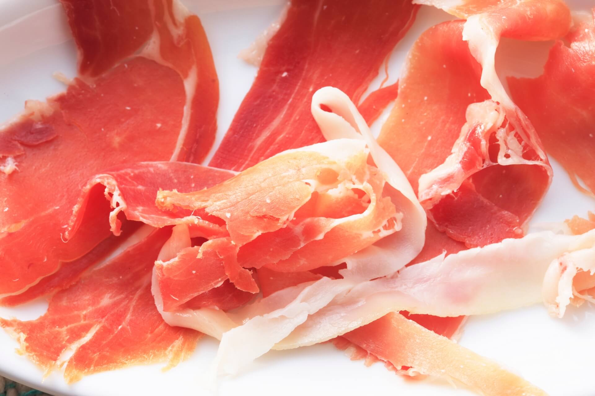 fette di prosciutto crudo italiano affettato