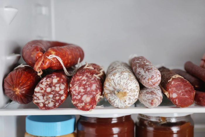 conservazione dei salumi in frigorifero: salame avanzato conservato in frigo alla temperatura corretta