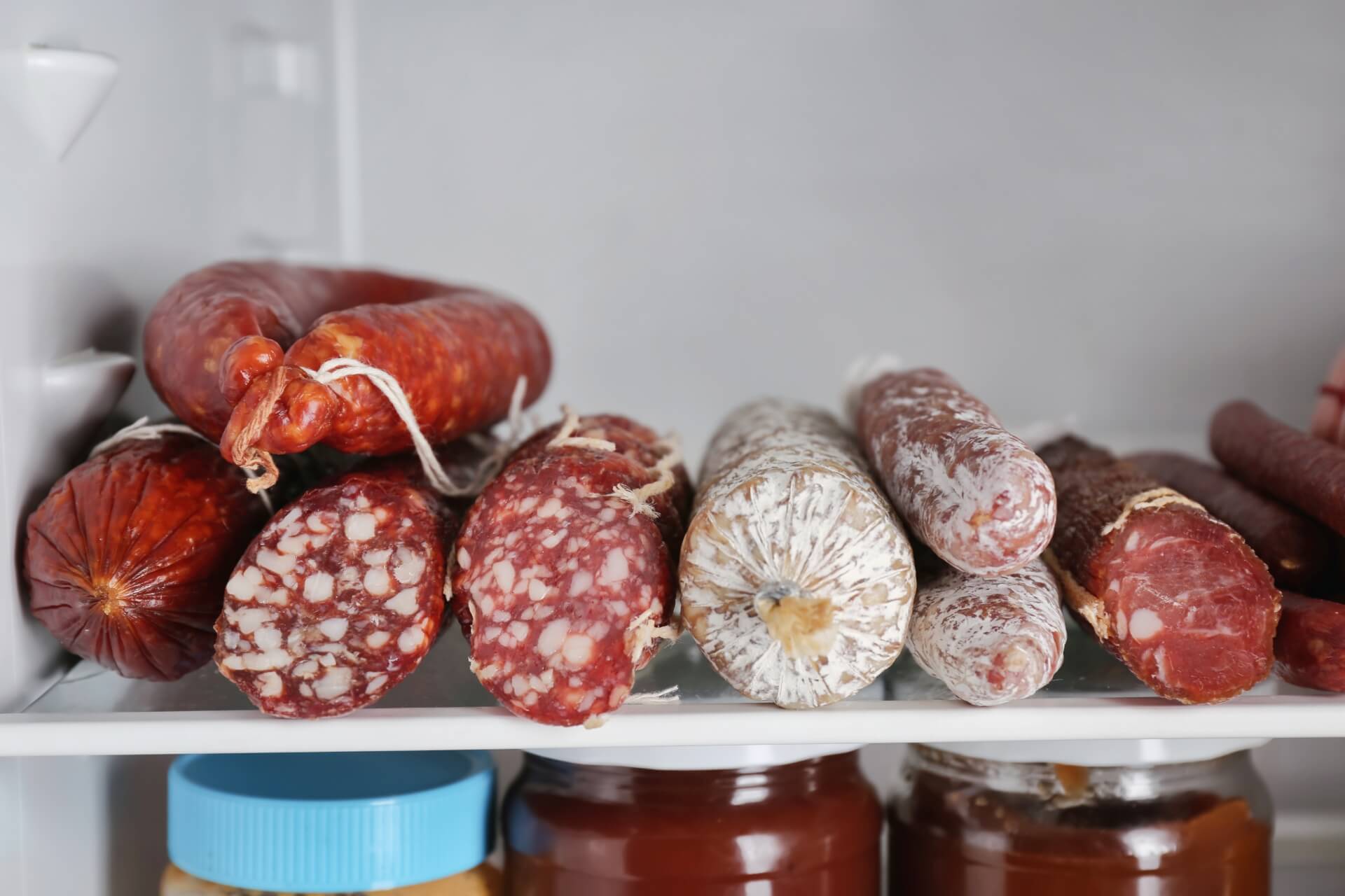 conservazione dei salumi in frigorifero: salame avanzato conservato in frigo alla temperatura corretta